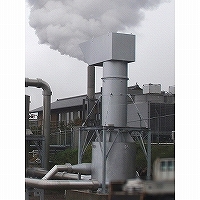 気液二相流フラッシュ蒸気放出サイレンサーの入口・出口ノズルが汽水分離機構のある本体入口部に接続されている写真